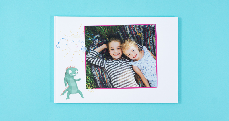 Fotoboek met foto van een kind en cliparts op kaft