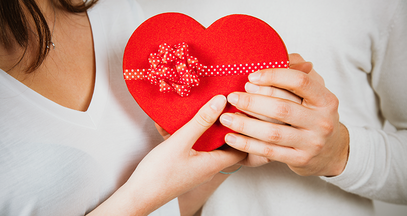Un couple amoureux avec un cœur customized valentines day gifts