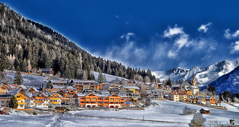 Alpská vesnice v zimě.
