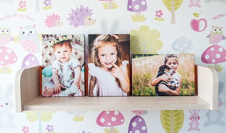 Collectie van canvassen op een plank met een klein meisje in verschillende levensfase