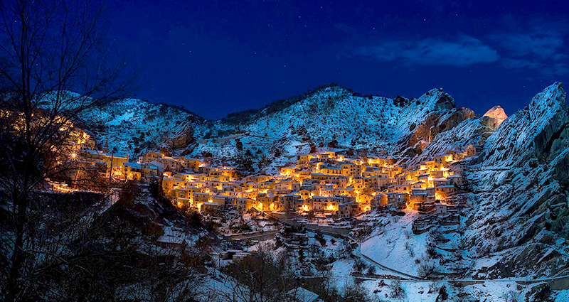 Kalnų kaimas vakare žiemą.