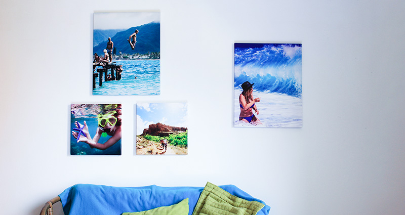 Fotoleinwände an der Wand mit Urlaubsfotos