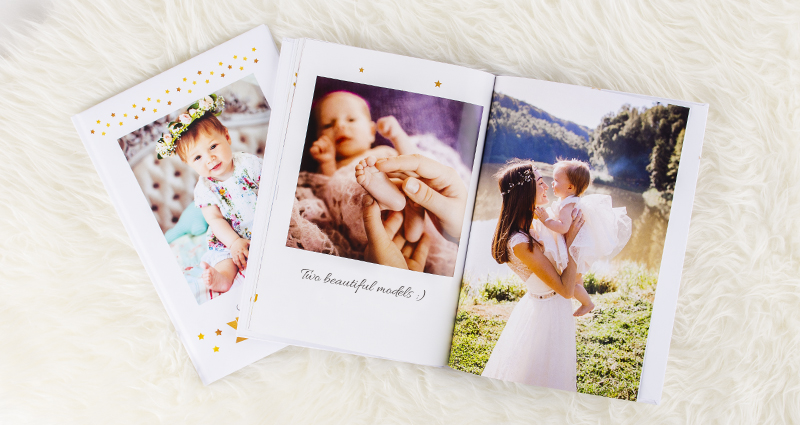 Fotoknygos su motinos ir mažos dukrytės nuotraukomis.
