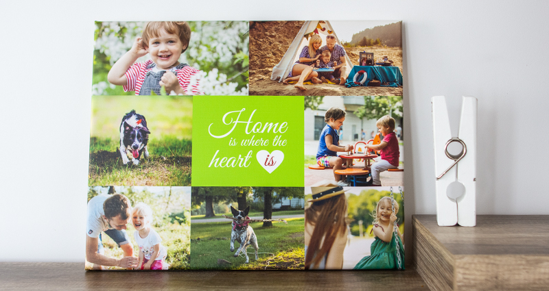 ne toile photo en forme de collage avec des photos de printemps d’une famille. A côté une décoration en forme d’une pince à linge blanche.