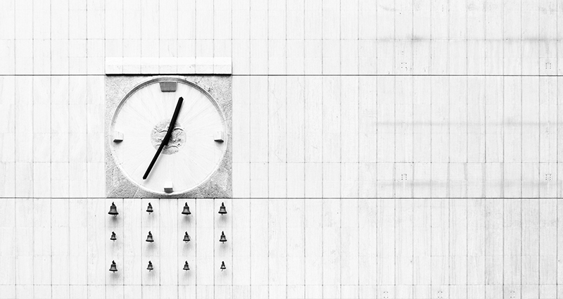 Immagine di un orologio su un muro bianco