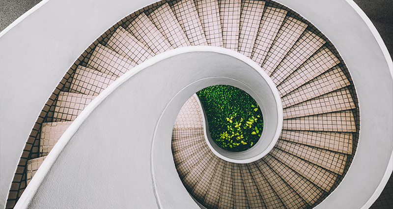 Une photo d'escaliers en spirale vue d'un point de vue d'oiseau.