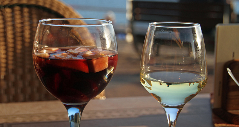 Španělská kuchyně – jedna sklenička s sangrii, duhá s bílým vínem. Fotografie z venkovní terazy