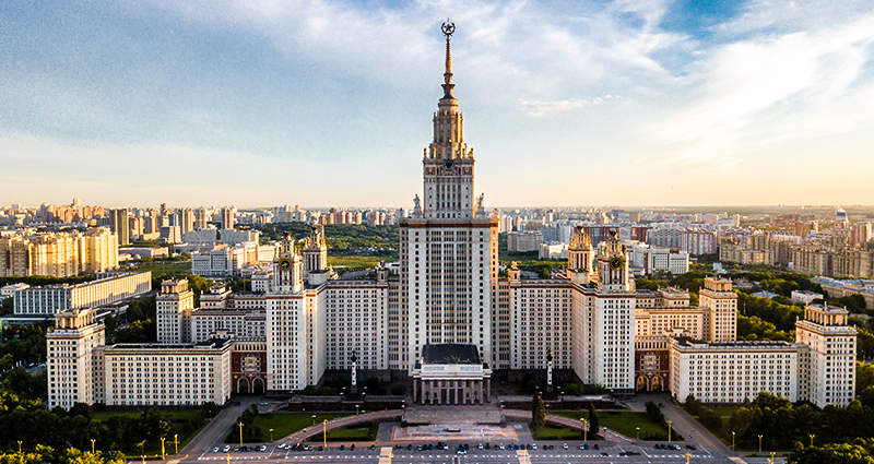 Eine symmetrische Aufnahme von der Moskauer Staatsuniversität in Russland; Foto von Alexander Smagin von Unsplash
