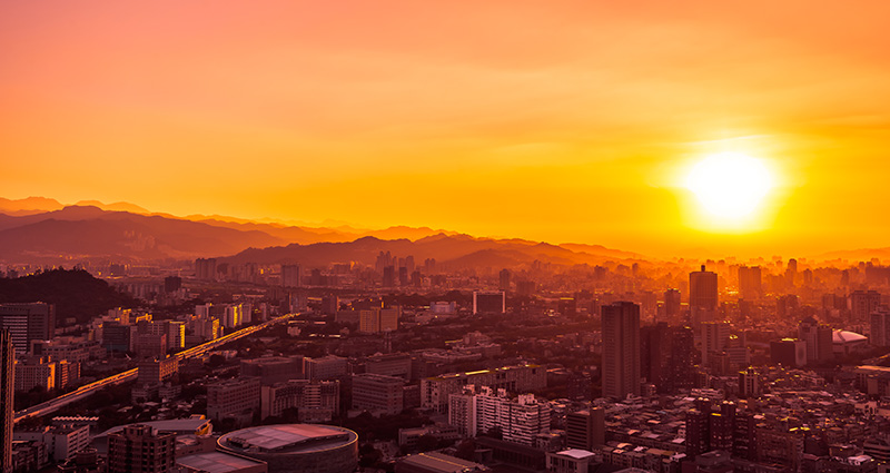 Taipei, de hoofdstad van Taiwan, een foto genomen bij zonsondergang