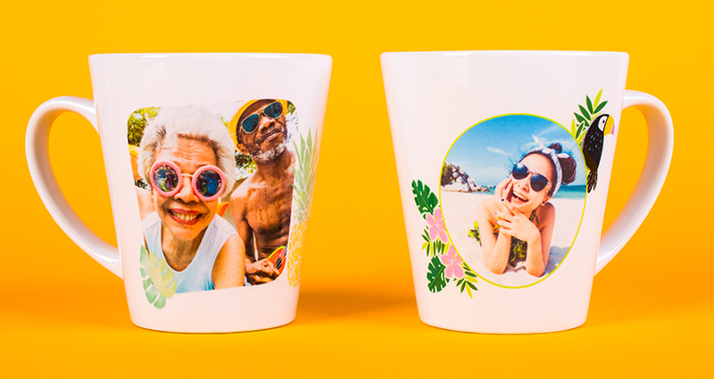 Dos fototazas latte con fotos de vacaciones sobre el fondo de color naranja.
