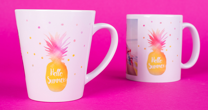 Deux mugs  photo  latté avec les cliparts d’été, l’arrière-plan rose.