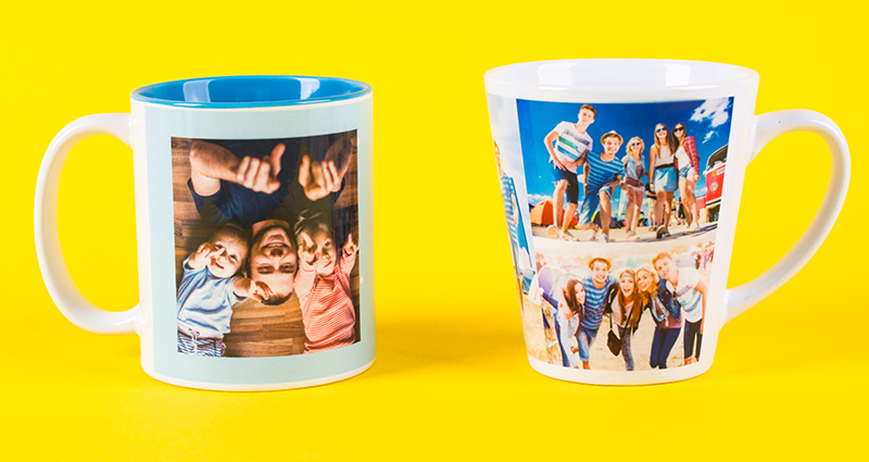 Dos fototazas – una taza a color, la otra latte – con fotos de vacaciones sobre el fondo amarillo.