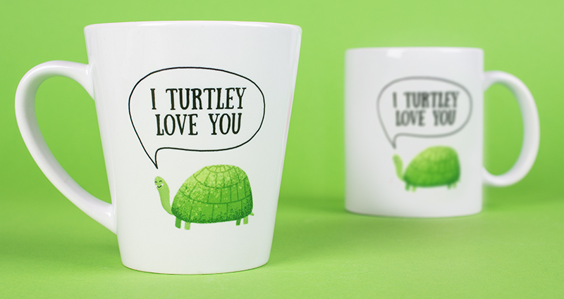 Zwei Fototassen im grünen Hintergrund – Tasse Classic und Tasse Latte mit einer fertigen Schablone