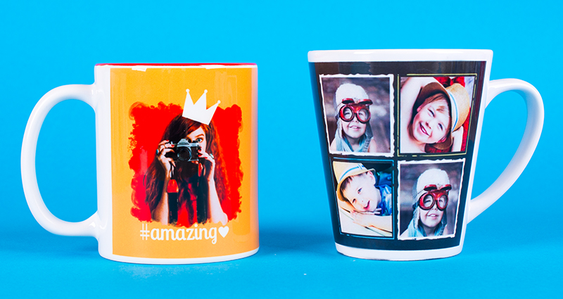 Zwei Fototassen im blauen Hintergrund– eine Tasse mit einem Foto, die zweite Tasse mit vielen Fotos 