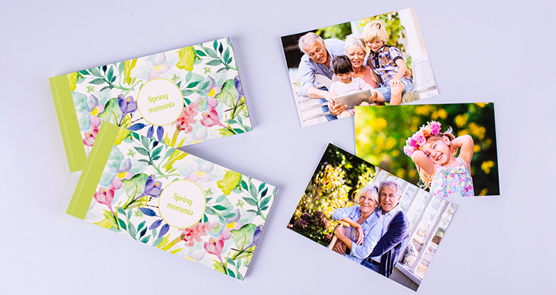 Dve mini-knihy Sharebook s obálkami Spring Flowers, vedľa tri rodinné fotografie.