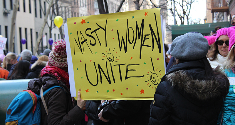 Frauentag – eine Gruppe Frauen hält ein Spruchband 