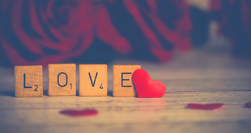 Das Wort Love gelegt aus Scrabble-Buchstaben	