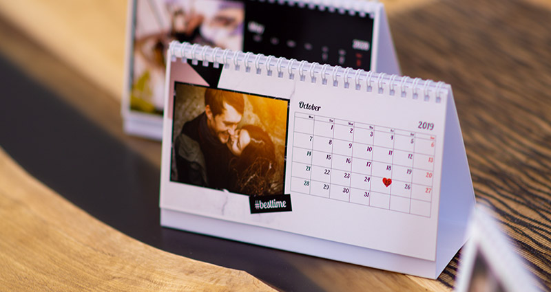 Un calendario da tavolo personalizzato con lo sfondo bianco e una data importante in evidenza.