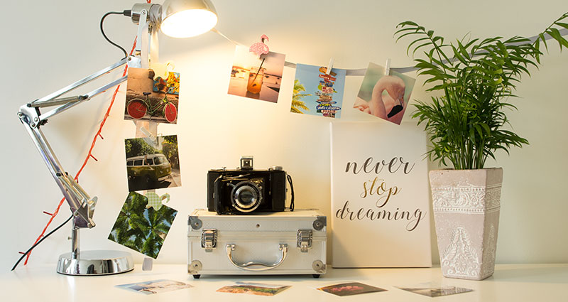 Een arrangement met instagram-foto's en een fotocanvas op een bureau.