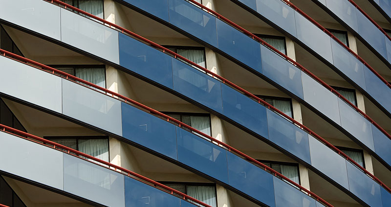 Glazen balkons van een exclusief appartementencomplex.