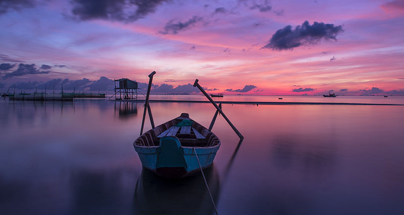 Loď na jazere v fialových farbách.