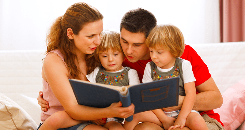 Une famille regarde un annuaire photo. Sous-titres pour annuaire de photo