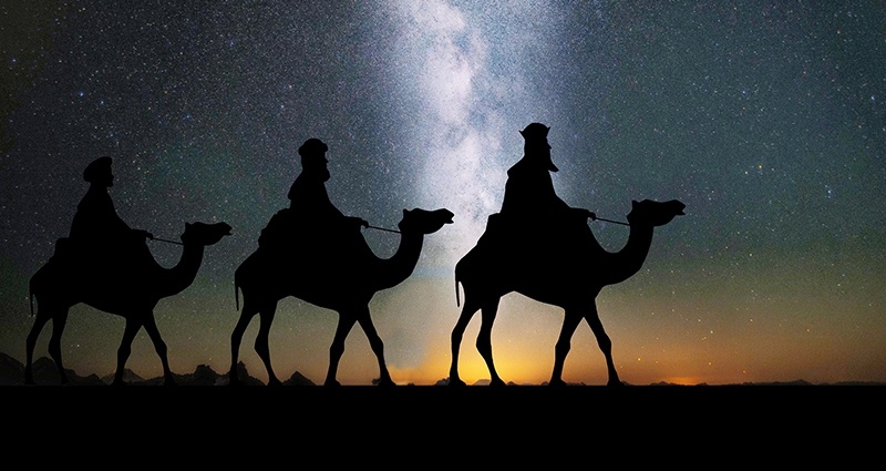Die Heiligen Drei Könige reiten auf Kamelen	