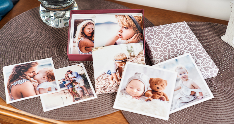 Des Insta photos en format carré de la première année d'un enfant – le cadeau parfait pour le premier anniversaire, offertes dans une boîte et un arrangement naturel.