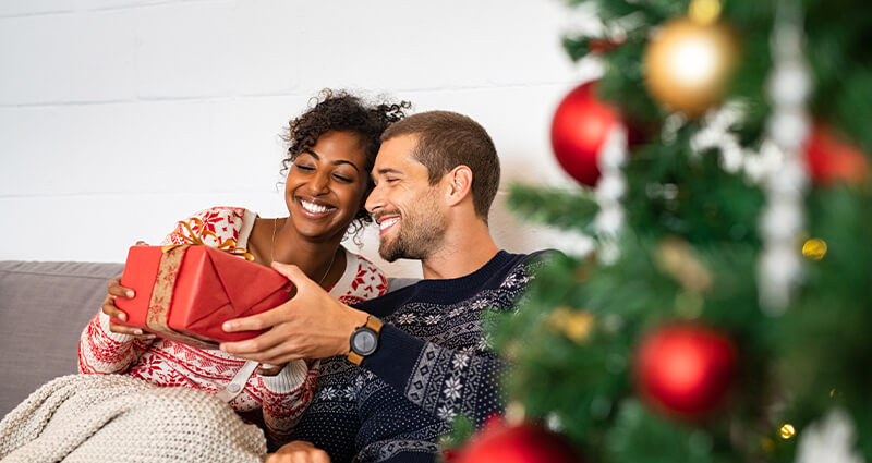 Pár si vyměňuje dárky a krátká vánoční přání.