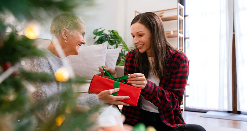 Matka s dcerou si předávají super přání do Nového roku.