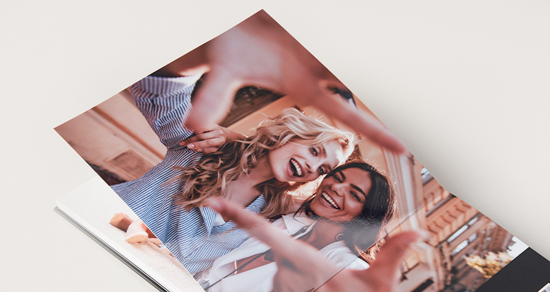 Photo de famille intégrée dans un livre photo layflat professionnel pour portfolio