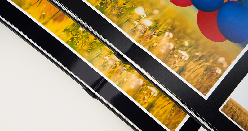 Vergelijking van fotografische papiersoorten in een panoramisch layflat fotoboek dat volledig plat opent.