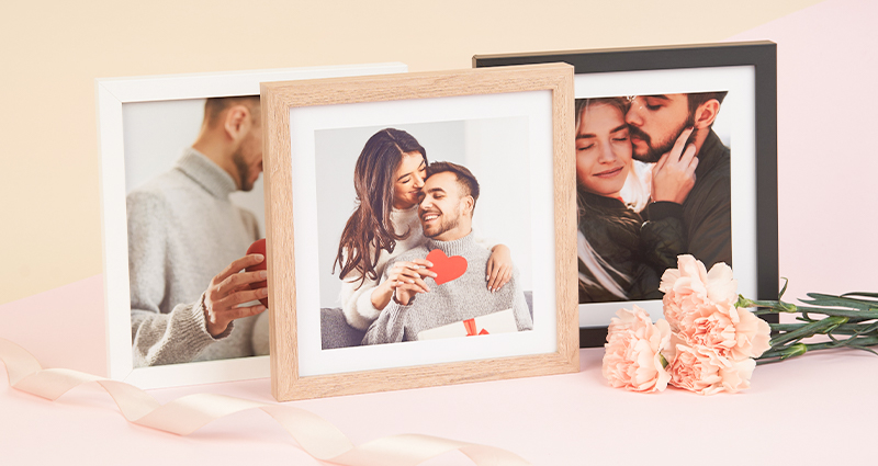 Ensemble de trois cadres photo ClickPic avec des photos de couples amoureux.
