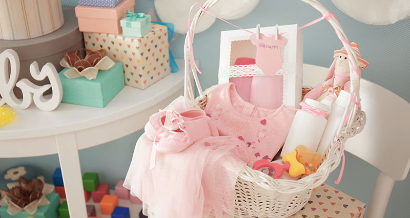 Una cesta con i regali per il bambino