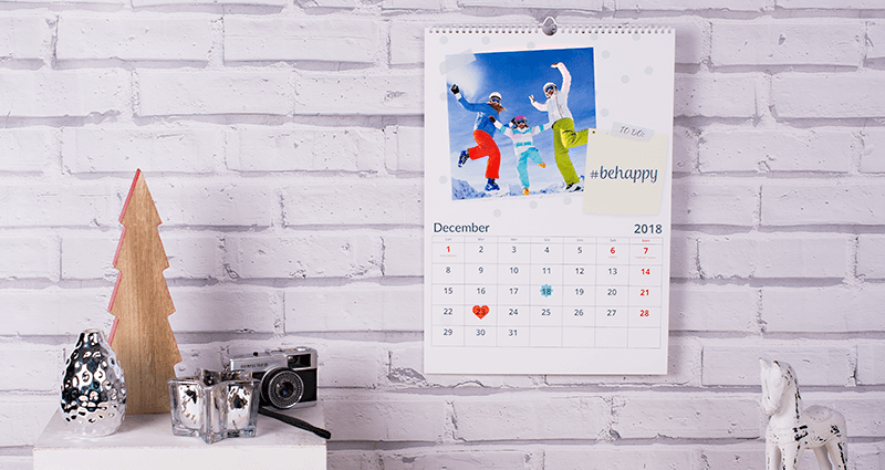 Fotokalender mit markierten Daten und Winterdekoration