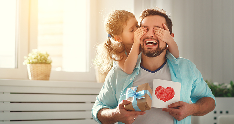 Un regalo genial para el Día del Padre con felicitaciones del hijo