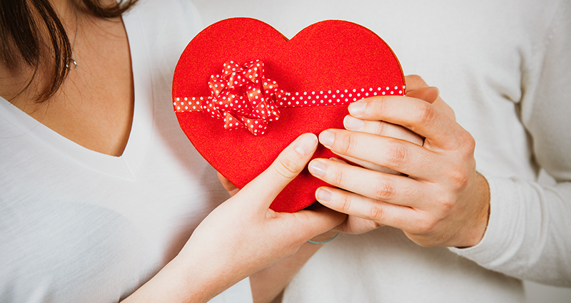 Una pareja de enamorados con un corazón