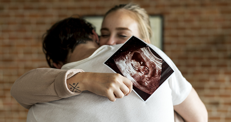 Un jeune couple avec une échographie