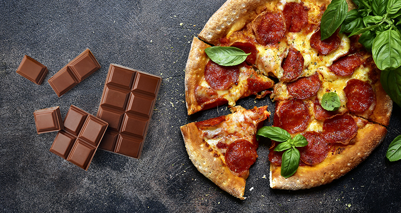 Una pizza e una tavoletta di cioccolato suddivise