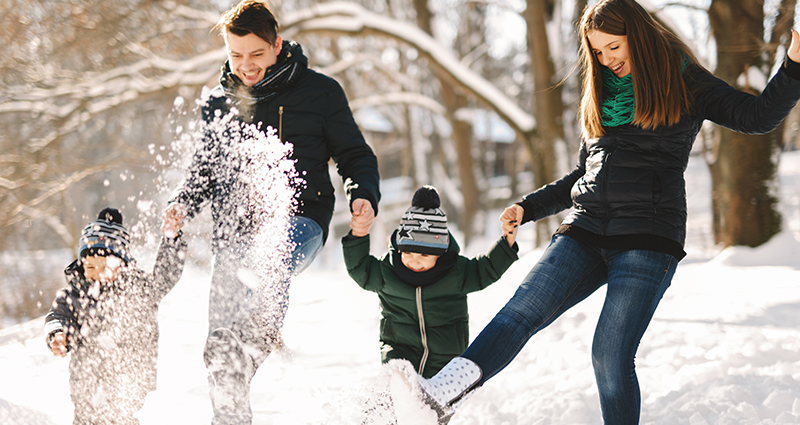 Une famille joue dans la neige