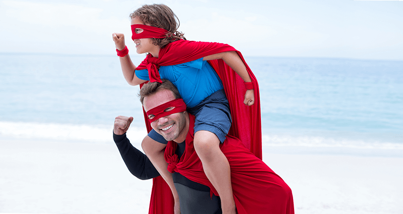 Un garçon avec son papa déguisés en Spiderman.