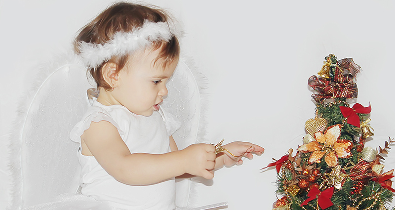 Una niña con un disfraz de ángel