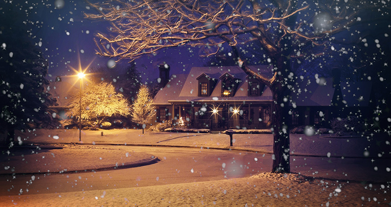 Ein Foto von einem Haus, das am Winterabend schön beleuchtet wird