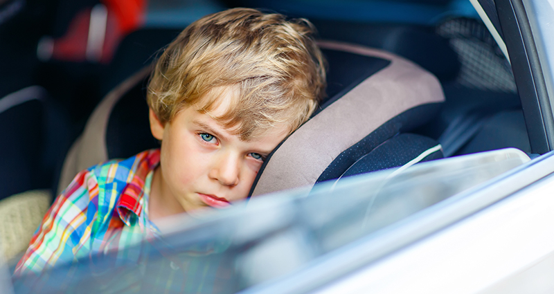 Un niño triste y enfermo en vacaciones.