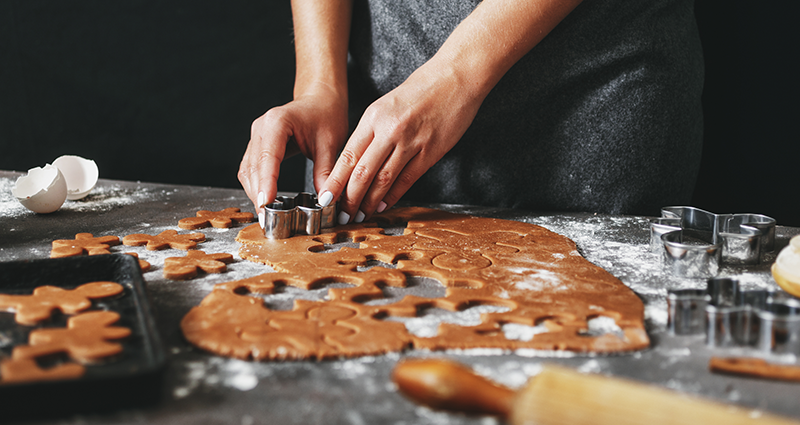 Een vrouw bereidt peperkoekjes volgens een van de unieke zelfgemaakte kerstcadeaus