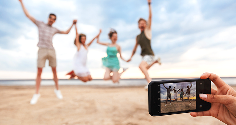 Skupinové fotografovanie selfie s využitím nápadov na prázdninové fotky pre začiatočníkov