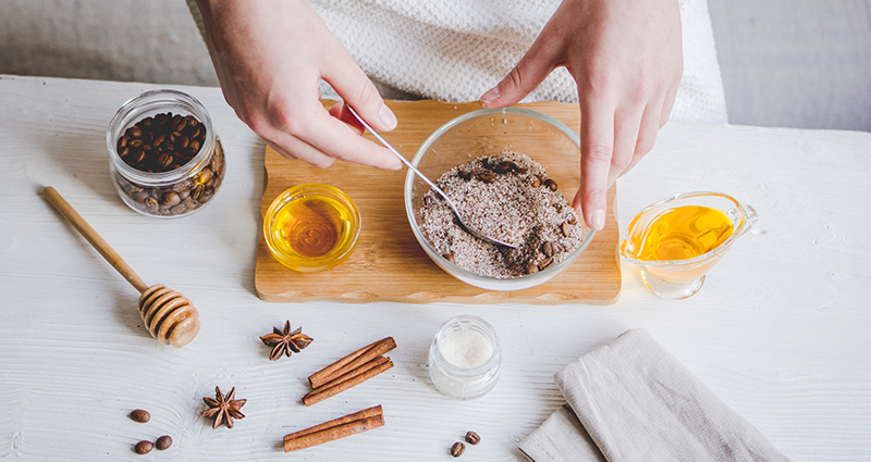 Eine Frau benutzt DIY-Geschenkideen für Weihnachten, um ein DIY-Peeling zu machen