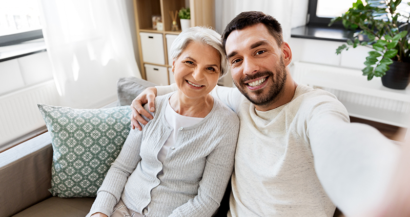 Erwachsener Sohn und Mutter