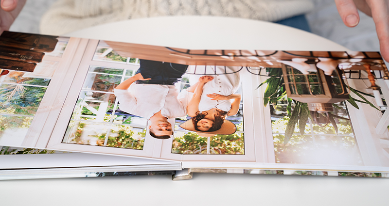 Opengeslagen fotoboek. Beste fotoboek voor jaaroverzicht