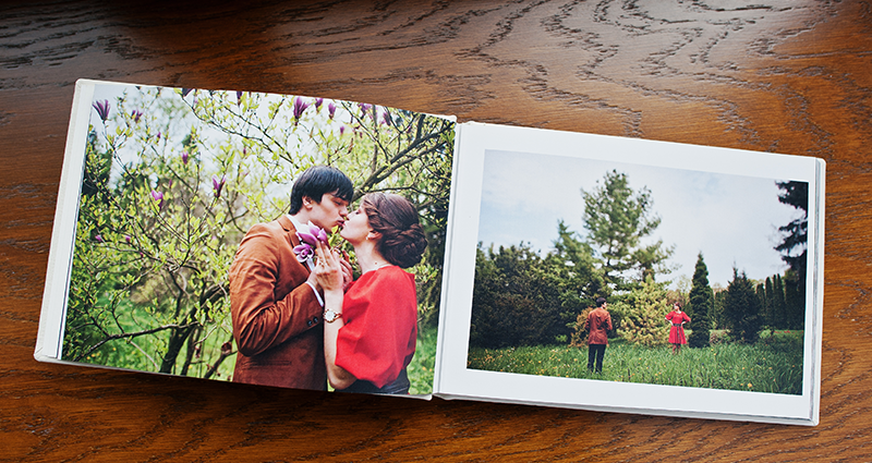 Fotolibro abierto con las fotots de una pareja enamorada